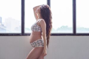 Magui Bravi Instagram - Felices 6 meses 🐣! Me haces tan feliz! 
Gracias bebito por elegirme… 
Cuando pongo ésta canción enseguida empieza con sus pataditas . Creo que tenemos una favorita.
🤍 PH @julia.labarthe para @miscelaneasmaternal ( no filter selection ) 
Mua: @shesimua 
Una campaña hermosa que hicimos juntitos y éste uno de mis conjuntos preferidos.