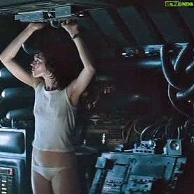 Magui Bravi Instagram - Alguien dijo #halloween ? Tributo a mi scream queen favorita : Sigourney Weaver en la piel de Ellen Ripley … Este laburazo es de @sergioinstanto el artista increíble que me regalo éste viaje al mundo del octavo pasajero Foto 2 : a ver si ven al Alien Foto 3 : la Refe
