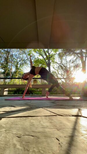 Magui Bravi Instagram - Yoga 🧘‍♀️ con 🐣 
#mamasqueinspiran @miwokoficial
