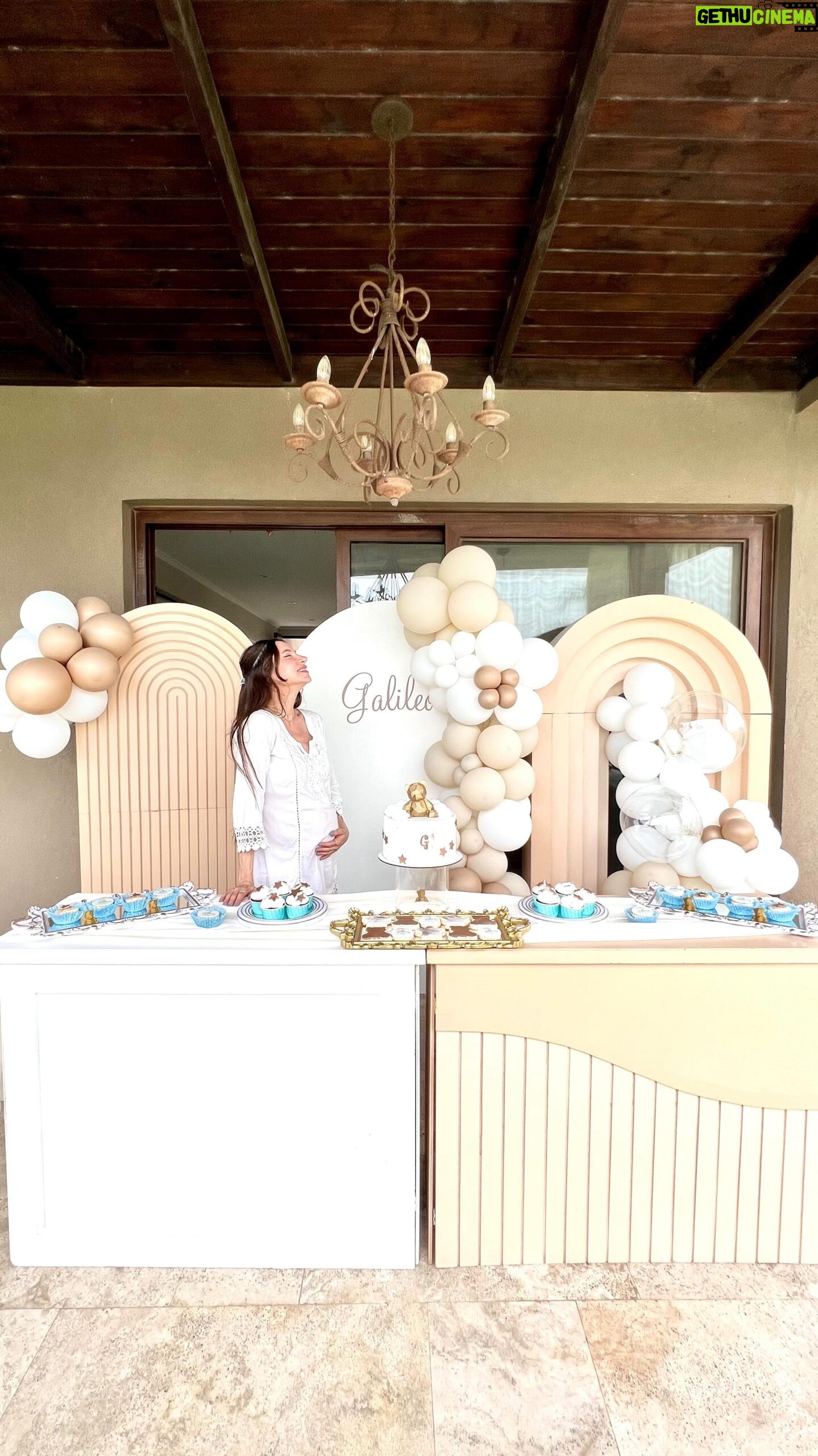 Magui Bravi - 17.9K Likes - Acompañame a vivir el #babyshower de mi bebito.
Tengo las mejores amigas del mundo y me sorprendieron con una tarde inolvidable. 🥹
•
Todo estaba decorado hasta el mas mínimo detalle con los colores que lleva la habitación de mi bebé. 🤎🤍
El dress code : blanco para mi. y todas ellas llevaban colores tierra 🤍
•
Y como ya les había contado va a ser un varón y hoy revelamos el nombre : GALILEO.👶🏻
•
Comimos cositas ricas y tuvimos un momento ritual donde nos conectamos mucho con la naturaleza y una chamana nos acompañó y guió y sacó una carta para el bebito: EL SOL 🌞 fue muy hermoso!
•
Además yo les había contado que quería armarle a Galo una biblioteca montesori y cada una de ellas me regalo un librito 🥹 el mejor regalo del mundo!
•
Les dejo cada detalle porque todo fue hecho con tanto amor y quiero compartirlo:
@la_capkeria: Organización de Eventos y Pastelería de Diseño.
@danellaeventos: Servicio de Catering.
@katiachi77: Ceremonias Holísticas y Tarot para Eventos.
@blancopastel.deco: Ambientaciones de Eventos.
@charming.arg: Diseño • Deco •Ambientaciones Artísticas.
@lluvia.d.ideas: Impresión 3D (mis souvenirs del amor)
@festcopack @yamila_morrone : Cotillón
Chicas las amo @laly_nun @anabelamercado @amidaquintana @eve.gasser @pvairetti @natalialujan300 @cataregalini @inespalomboo @soyestefyperez @cynnally @bettinarteer4 @my3littlesuns @mirughirimoldi