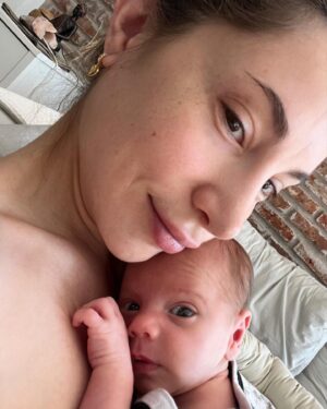 Magui Bravi Instagram - Feliz primer mes bebito! . El amor de mi vida.  Al final viniste vos a enseñarme a mí tantas cosas! 🥹
Sigo sin saber cómo se hace esto. Pero cada día trato de ser mejor para vos. ❤️
