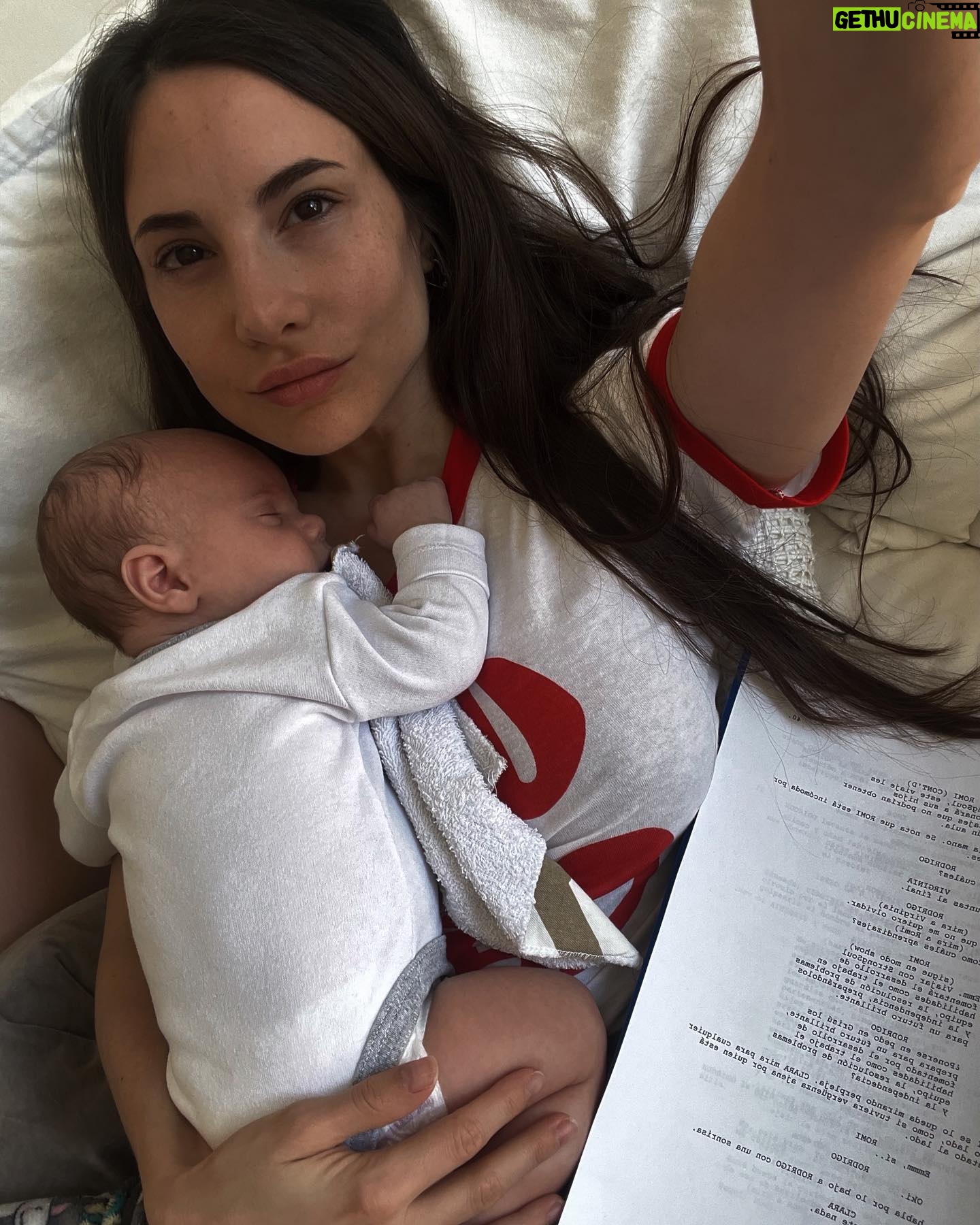 Magui Bravi Instagram - Un dump pre - eclipse con cositas que agradecer🌙✨🌘 1- mil horas maternales sin dormir 😴. 2- volver a entrenar es real q da felicidad 💪🏻 3- volver a leer un guión y preparar un nuevo personaje pero con bebito en brazos acompañandome 📖 4- pronto el bafici llega a baires y ahí estaremos con este documental del que soy productora 🎬 5- papa conmigo 6- con Galo siendo abuelo …. Unas décadas después … 7- saliditas con y sin la bendi ✨❤️