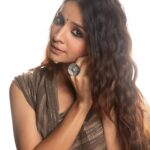Mahima Makwana Instagram - ✨ @akshayphotoartist @krishi1606 @sakbagasramua @shrushti_birje_28 Outfit @jayatigoenka.handwork Accessories @rimayu07