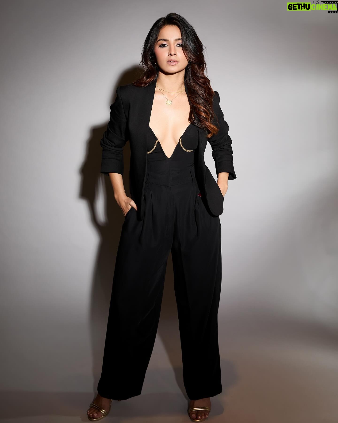 Mahima Makwana Instagram - Showtime trailer launch🧨 It’s #Showtime @disneyplushotstar . . . 👗: @esther_pinto98 👩🏻: @shrushti_birje_28 💄: @sakbagasramua 📷: @akshayphotoartist Outfit: @431_88 Footwear & Jacket: @twentydresses Necklace: @ethnicandaz Earrings: @dashia.in @dewandbloom Rings: @upakarna
