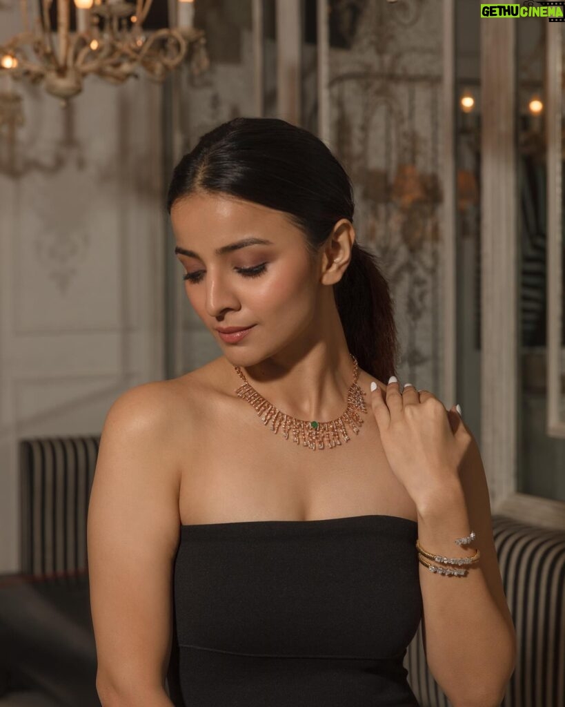 Mahima Makwana Instagram - Embrace sophistication, while shining in the timeless elegance of Intrea Jewels ✨ #RadiantGlamour #IntreaElegance #IntreaJewels @intrea.jewels