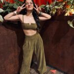 Mahima Makwana Instagram – Flashback Friday of Devika’s looks from #TumseNaHoPaayega styled fantastically by my fav @niharikabhasinkhan21 Maam on my current fav film track! 🤍 #toolatepost #nevermind #devika #tumsenahopaayega #bye