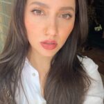 Mahira Khan Instagram - Me - Ama should I get my nose pierced ? Ama - If you had a smaller nose I’d say yes! 🤦🏻‍♀️🤷🏻‍♀️ P.S I really want to though x