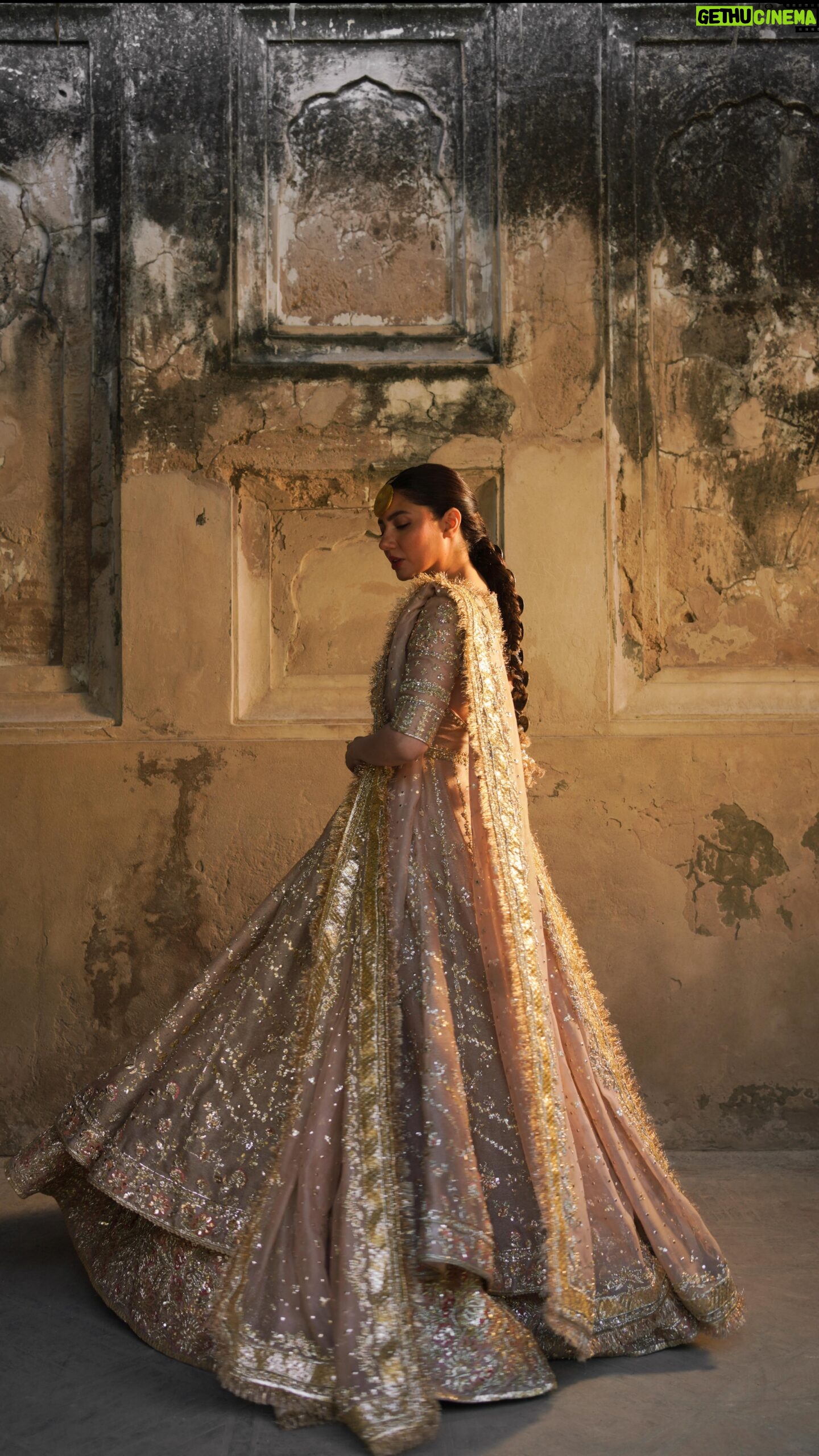 Mahira Khan Instagram - Aurat nahi, ek daastan @zuriador 🌹