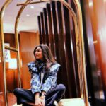 Mahira Khan Instagram - I wasn’t meant to be here for this.. but.. I guess I was. You know what I mean? 🤌🏼 What a pleasure it is to watch an artist perform.. whirling in joy, surrounded by love. But more than that, it’s beautiful when you see humility in an artist.. because he knows, it isn’t him.. he’s just been blessed from up above. Stay blessed @arijitsingh Wah! 🤍
