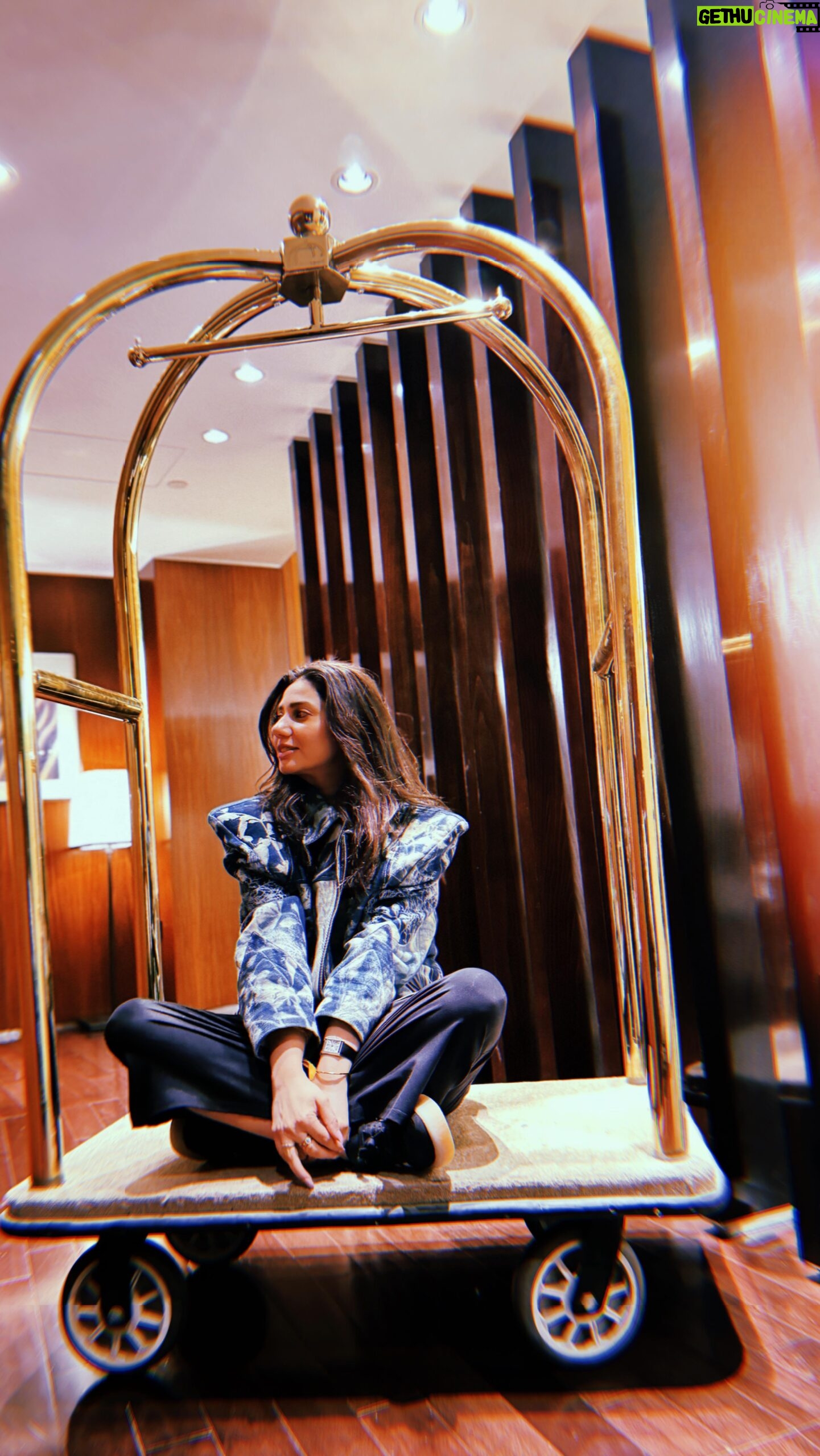 Mahira Khan Instagram - I wasn’t meant to be here for this.. but.. I guess I was. You know what I mean? 🤌🏼 What a pleasure it is to watch an artist perform.. whirling in joy, surrounded by love. But more than that, it’s beautiful when you see humility in an artist.. because he knows, it isn’t him.. he’s just been blessed from up above. Stay blessed @arijitsingh Wah! 🤍