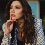 Mahira Khan Instagram – Miss me ? 🤍

For the @theemigala panel and opening night🤌🏼

Styled by @manekaharisinghani
Suit @elisabettafranchi 
Makeup @anamfarooqkhan_makeup 
Hair @danihairstylist1
Jewelry @toktam.jewelry 
Photography @fatimatariqphotography