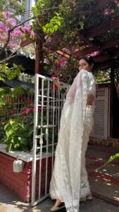 Mahira Khan Instagram - Belated Eid Mubarak Jaanemans 🤍 My beautiful eidi by my beautiful @jamshadys @feehajamshedofficial 🤍🌹🕊️