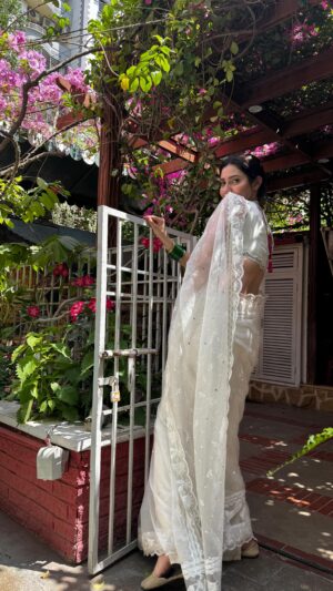 Mahira Khan Instagram - Belated Eid Mubarak Jaanemans 🤍

My beautiful eidi by my beautiful @jamshadys @feehajamshedofficial 🤍🌹🕊️