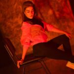 Mahiya Mahi Instagram - সেদিন শ্যুট এর মাঝখানে সবাই একটু পাগল হয়ে গেছিলাম 🤓🤓🤓 Choreography by - Arohye Islam Anu 📸 Syed Shahewar Hussain Thanks Studio By NUZ