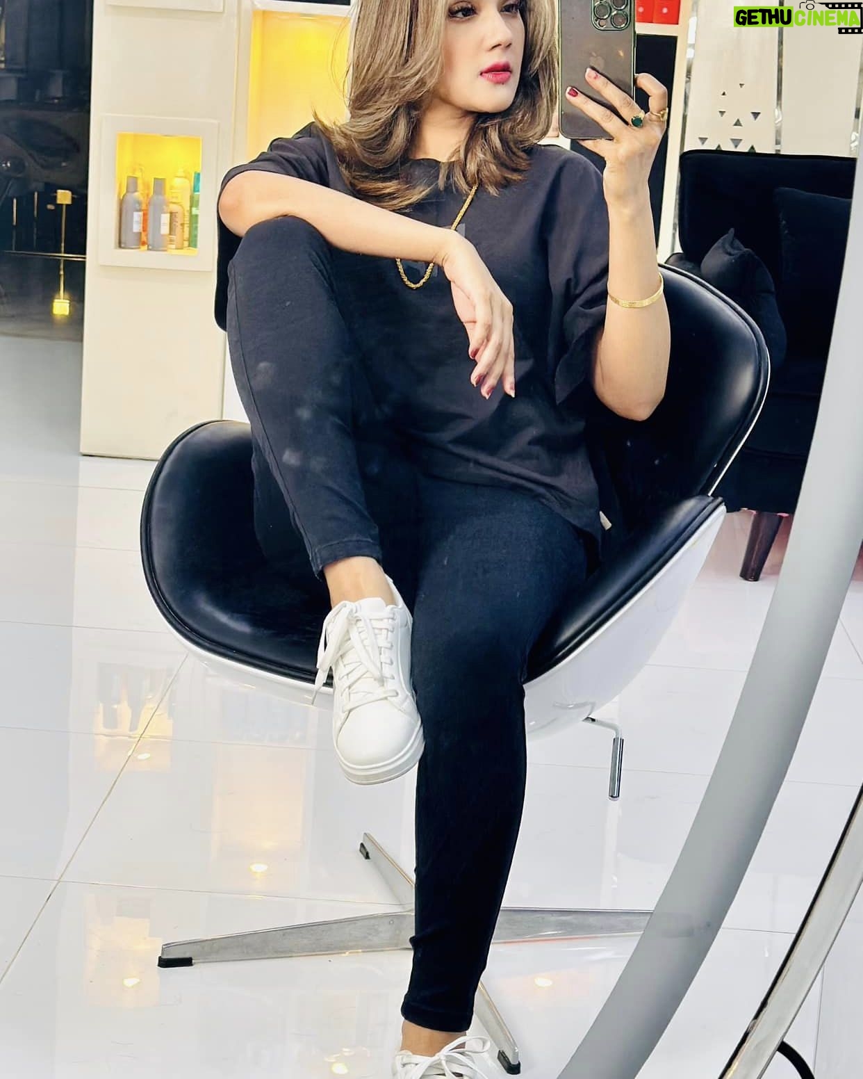 Mahiya Mahi Instagram - New hair colour by Signature Look By SAMIA Iām so happyyyyyyyy girl šššš
