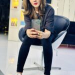 Mahiya Mahi Instagram – New hair colour by Signature Look By SAMIA
I’m so happyyyyyyyy girl 😘😘😘😘