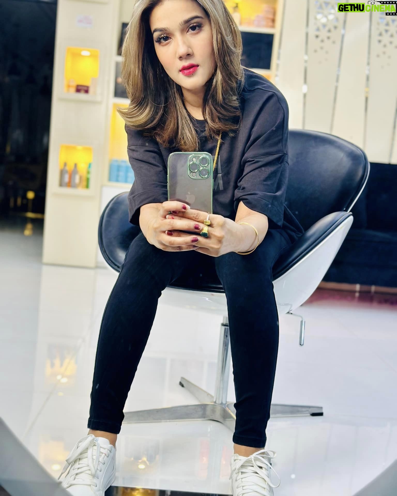 Mahiya Mahi Instagram - New hair colour by Signature Look By SAMIA Iām so happyyyyyyyy girl šššš