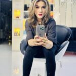 Mahiya Mahi Instagram – New hair colour by Signature Look By SAMIA
I’m so happyyyyyyyy girl 😘😘😘😘