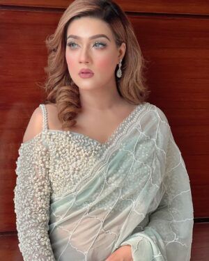 Mahiya Mahi Instagram - সামনের মাসে আমায় একটা ঝুমকো কিনে দিয়ো ❤️