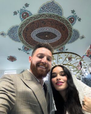 Mahmoud Hegazy Instagram - الحمد لله كتبنا الكتاب ♥️ 
ربنا يخليكي ويباركلي فيكي يارب 🤲🏽 @ronna_zarrouk 🌹