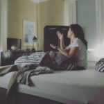 Mai Thi Nguyen-Kim Instagram - #gewinnspiel #werbung 👩🏻‍🔬🧪 Von wegen Chemie braucht man nie im echten Leben - bei @ausbildungsquiz könnt ihr damit sogar ein Netflix-Abo gewinnen, Freunde der Sonne! ➡️ Alle Infos zum kostenlosen Gewinnspiel (alle können mitmachen, ihr müsst kein Chemienerd sein 🤓) findet ihr auf der Profilseite von @ausbildungsquiz - und da seht ihr natürlich auch, was wir da eigentlich gedreht haben 😄