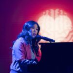 Mai Thi Nguyen-Kim Instagram - Sehr glücklich und stolz über die 4. Staffel MAITHINK X, vor allem über das chemisch-schöne Staffelfinale gestern 👩🏻‍🔬 Danke an das gesamte Team, ihr seid einfach die Besten & Danke Freunde der Sonne für das viele Einschalten/Streamen, wirklich Hammer ❤️🚀 Ich liege gerade seitlich auf der Couch und fühle mich wie ein gestrandeter, aber sehr glücklicher und dankbarer Wal 🐳👋 Und vergesst nie: pH = pKs lg(c(A-)/c(HA)) #AllesIstChemie #maithinkX #NeverForgetHendersonHasselbalch 📸 @benknabe 🎵 @sirpryce