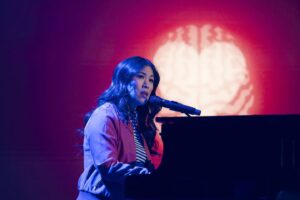 Mai Thi Nguyen-Kim Instagram - Sehr glücklich und stolz über die 4. Staffel MAITHINK X, vor allem über das chemisch-schöne Staffelfinale gestern 👩🏻‍🔬
Danke an das gesamte Team, ihr seid einfach die Besten & Danke Freunde der Sonne für das viele Einschalten/Streamen, wirklich Hammer ❤️🚀

Ich liege gerade seitlich auf der Couch und fühle mich wie ein gestrandeter, aber sehr glücklicher und dankbarer Wal 🐳👋

Und vergesst nie: pH = pKs   lg(c(A-)/c(HA))

#AllesIstChemie #maithinkX #NeverForgetHendersonHasselbalch

📸 @benknabe 
🎵 @sirpryce