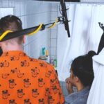 Mai Thi Nguyen-Kim Instagram – Behind the Scenes 🎬🚿 – das Endergebnis findet ihr beim @ausbildungsquiz 🎞️
Wie manche von euch mitbekommen haben, mache ich schon länger #werbung für Ausbildungsberufe in der Chemiebranche. Falls ihr euch dafür interessiert oder herausfinden wollt, ob das was für euch wäre, schaut doch mal bei @ausbildungsquiz oder dem Link in meinem Profil vorbei. Da kommt ihr nämlich zum aktuellen 360°-Ausbildungsquiz, wo ihr euer Chemie-Ausbildungs-Wissen testen könnt. Was sollte man auch sonst an diesem regnerischen Sonntag machen?? 🤓👩🏻‍🔬
Es ist natürlich kostenlos und ohne Anmeldung. Aber – wenn ihr wollt und mehr als 100 Quiz-Punkte erreicht, könnt ihr beim aktuellen #Gewinnspiel teilnehmen und eine B&O Bluetooth Box gewinnen. 🔊🎵