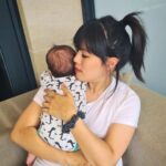 Mai Thi Nguyen-Kim Instagram – Baby Nr. 2 ist da!

Seit 9 Wochen haben wir neue Füße im Haus und wenn man genau hinschaut, hängt da ein ganzer kleiner Mensch dran. 10/10 would recommend