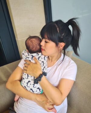 Mai Thi Nguyen-Kim Instagram - Baby Nr. 2 ist da!

Seit 9 Wochen haben wir neue Füße im Haus und wenn man genau hinschaut, hängt da ein ganzer kleiner Mensch dran. 10/10 would recommend