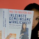Mai Thi Nguyen-Kim Instagram – WERBUNG: Sind Sie auch genervt, dass Mai Thi Nguyen-Kim so viel mit ihren riesigen Händen gestikuliert? 👇
Das Buch #DieKleinsteGemeinsameWirklichkeit gibt es 💯% GESTENFREI‼️
Überall* wo es Bücher gibt!

*Aber am liebsten natürlich in eurer lokalen Buchhandlung ❤️📚