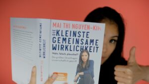Mai Thi Nguyen-Kim Instagram - WERBUNG: Sind Sie auch genervt, dass Mai Thi Nguyen-Kim so viel mit ihren riesigen Händen gestikuliert? 👇
Das Buch #DieKleinsteGemeinsameWirklichkeit gibt es 💯% GESTENFREI‼️
Überall* wo es Bücher gibt!

*Aber am liebsten natürlich in eurer lokalen Buchhandlung ❤️📚