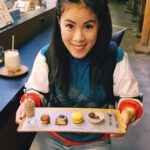 Mai Thi Nguyen-Kim Instagram - Next-Level-🍪 - Ein kleines Schoko-Tasting-Menu 😍🍫 ... Passend zum aktuellen #maiLab Video (yes I'm back): Globulis sind nichts als Zucker (Was für eine Überleitung!) und für #Homöopathie gibt es keinen wissenschaftlich haltbaren Wirksamkeitsnachweis. Und doch habt ihr vielleicht mitbekommen, dass eine deutsche Homöopathiefirma Abmahnungen verteilt gegen Wissenschaftler, die genau das öffentlich sagen. Interessanterweise produziert dieselbe Firma auch für den amerikanischen Markt - aber dort sind sie dazu verpflichtet, einen Disclaimer auf ihre Verpackungen zu schreiben, der quasi aussagt, dass keine Wirksamkeit nachgewiesen ist. Wie kann das sein? In USA auf die eigene Verpackung schreiben, aber in Deutschland andere abmahnen?? Die Antwort liegt leider im deutschen Arzneimittelgesetz und ihr werdet nicht glauben, wie bescheuert das ist. Link im Profil! PS: Das im Hintergrund ist übrigens ein Smoothie aus dem Fruchtfleisch der Kakaopflanze - hab ich zum ersten Mal probiert, schmeckt ein bisschen wie Litschi 😊