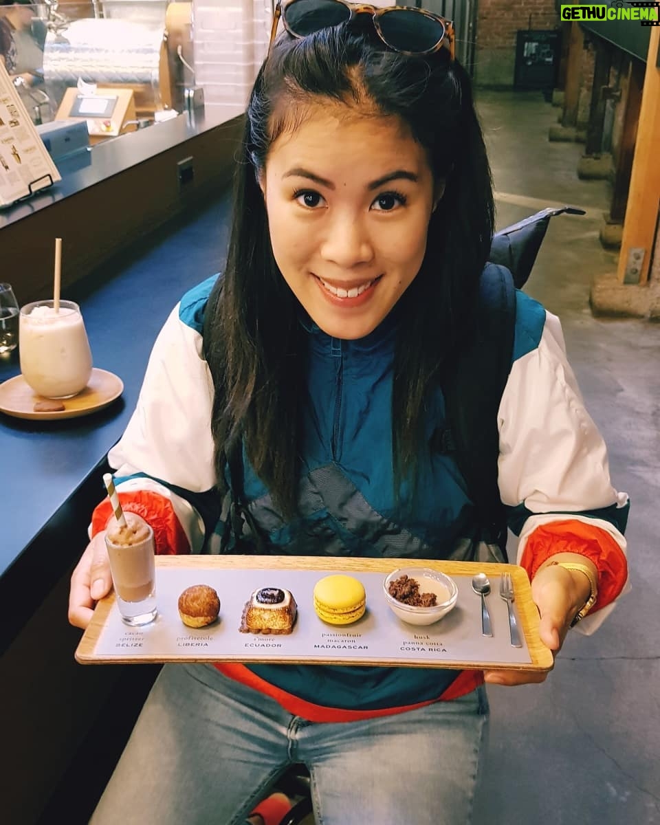Mai Thi Nguyen-Kim Instagram - Next-Level-🍪 - Ein kleines Schoko-Tasting-Menu 😍🍫 ... Passend zum aktuellen #maiLab Video (yes I'm back): Globulis sind nichts als Zucker (Was für eine Überleitung!) und für #Homöopathie gibt es keinen wissenschaftlich haltbaren Wirksamkeitsnachweis. Und doch habt ihr vielleicht mitbekommen, dass eine deutsche Homöopathiefirma Abmahnungen verteilt gegen Wissenschaftler, die genau das öffentlich sagen. Interessanterweise produziert dieselbe Firma auch für den amerikanischen Markt - aber dort sind sie dazu verpflichtet, einen Disclaimer auf ihre Verpackungen zu schreiben, der quasi aussagt, dass keine Wirksamkeit nachgewiesen ist. Wie kann das sein? In USA auf die eigene Verpackung schreiben, aber in Deutschland andere abmahnen?? Die Antwort liegt leider im deutschen Arzneimittelgesetz und ihr werdet nicht glauben, wie bescheuert das ist. Link im Profil! PS: Das im Hintergrund ist übrigens ein Smoothie aus dem Fruchtfleisch der Kakaopflanze - hab ich zum ersten Mal probiert, schmeckt ein bisschen wie Litschi 😊
