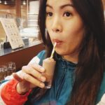 Mai Thi Nguyen-Kim Instagram - Next-Level-🍪 - Ein kleines Schoko-Tasting-Menu 😍🍫 ... Passend zum aktuellen #maiLab Video (yes I'm back): Globulis sind nichts als Zucker (Was für eine Überleitung!) und für #Homöopathie gibt es keinen wissenschaftlich haltbaren Wirksamkeitsnachweis. Und doch habt ihr vielleicht mitbekommen, dass eine deutsche Homöopathiefirma Abmahnungen verteilt gegen Wissenschaftler, die genau das öffentlich sagen. Interessanterweise produziert dieselbe Firma auch für den amerikanischen Markt - aber dort sind sie dazu verpflichtet, einen Disclaimer auf ihre Verpackungen zu schreiben, der quasi aussagt, dass keine Wirksamkeit nachgewiesen ist. Wie kann das sein? In USA auf die eigene Verpackung schreiben, aber in Deutschland andere abmahnen?? Die Antwort liegt leider im deutschen Arzneimittelgesetz und ihr werdet nicht glauben, wie bescheuert das ist. Link im Profil! PS: Das im Hintergrund ist übrigens ein Smoothie aus dem Fruchtfleisch der Kakaopflanze - hab ich zum ersten Mal probiert, schmeckt ein bisschen wie Litschi 😊