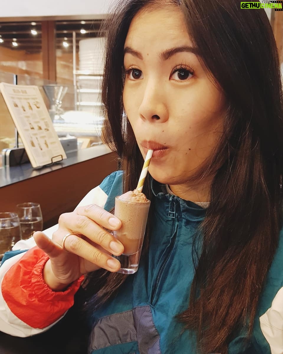 Mai Thi Nguyen-Kim Instagram - Next-Level-🍪 - Ein kleines Schoko-Tasting-Menu 😍🍫 ... Passend zum aktuellen #maiLab Video (yes I'm back): Globulis sind nichts als Zucker (Was für eine Überleitung!) und für #Homöopathie gibt es keinen wissenschaftlich haltbaren Wirksamkeitsnachweis. Und doch habt ihr vielleicht mitbekommen, dass eine deutsche Homöopathiefirma Abmahnungen verteilt gegen Wissenschaftler, die genau das öffentlich sagen. Interessanterweise produziert dieselbe Firma auch für den amerikanischen Markt - aber dort sind sie dazu verpflichtet, einen Disclaimer auf ihre Verpackungen zu schreiben, der quasi aussagt, dass keine Wirksamkeit nachgewiesen ist. Wie kann das sein? In USA auf die eigene Verpackung schreiben, aber in Deutschland andere abmahnen?? Die Antwort liegt leider im deutschen Arzneimittelgesetz und ihr werdet nicht glauben, wie bescheuert das ist. Link im Profil! PS: Das im Hintergrund ist übrigens ein Smoothie aus dem Fruchtfleisch der Kakaopflanze - hab ich zum ersten Mal probiert, schmeckt ein bisschen wie Litschi 😊