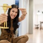 Mai Thi Nguyen-Kim Instagram - Freunde der Sonne!!! Ist das etwa eine @goldenekamera in meiner Hand?? #maiLab hat tatsächlich in der Kategorie Information gewonnen und wir freuen uns RIESIG über den #YTGKDA 🥳🎉🎊😍🍪☀️ Im Namen des maiLab-Teams: DANKE, liebe Jury! Das motiviert uns sehr 💜 Danke an @dechangeman und @carokebelin für die tolle und gelungene Überraschungsübergabe und an @lars_heidrich für die schönen Fotos 📸