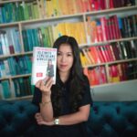 Mai Thi Nguyen-Kim Instagram - #DieKleinsteGemeinsameWirklichkeit 1) Ich muss mich noch - teilweise verspätet, aber von ganzem Herzen - bedanken für ganze drei (😱🥳) Preise für mein Herzensprojekt "Die kleinste gemeinsame Wirklichkeit": DANKE an die Jury von bild der wissenschaft für die Auszeichnung "Wissensbuch des Jahres" (in der Kategorie Zündstoff 🔥) 🙏 DANKE an die Jury von @brandeins für den getAbstract International Book Award 🙏 und DANKE an alle, die für das Buch beim @lovelybooks.de Leserpreis abgestimmt haben, und mir damit Platz 1 in der Kategorie "Sachbuch und Ratgeber" beschert 🙏 Ich kann kaum ausdrücken, wie sehr ich mich über diese Wertschätzung freue - einfach nur VIELEN DANK! 🙏🙏🙏 2) Zum letzten Mal, das ist kein Green Screen. - Beweisbild 📸 @vesoe