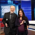 Mai Thi Nguyen-Kim Instagram - 1) Wir freuen uns wie Honigkuchenpferde! 2) Ernsthaft. Gestern war ein sehr verrückter Abend, nämlich die Preisverleihung des Hanns-Joachim-Friedrichs-Preises. Es ist nicht nur eine Wahnsinnsehre, diesen Preis mit Harald Lesch teilen zu dürfen, sondern es ist auch ein wundervolles Zeichen der Jury, dass sie dieses Jahr zum ersten Mal Wissenschaftsjournalismus ausgezeichnet hat und damit unterstreicht, wie wichtig Wissenschaft für Gesellschaft und Politik ist. Danke an alle Freunde der Sonne fürs Zuschauen und Teilen, danke an die maiLab-Family @mela_annie und @lars.dittrich.71 und danke an das gesamte @quarks.de Team ❤️ #scienceftw 🎉❤️☀️ Link zur Preisverleihung im Profil! 📸 Ben Knabe