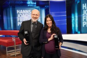 Mai Thi Nguyen-Kim Instagram - 1) Wir freuen uns wie Honigkuchenpferde! 2) Ernsthaft. Gestern war ein sehr verrückter Abend, nämlich die Preisverleihung des Hanns-Joachim-Friedrichs-Preises. Es ist nicht nur eine Wahnsinnsehre, diesen Preis mit Harald Lesch teilen zu dürfen, sondern es ist auch ein wundervolles Zeichen der Jury, dass sie dieses Jahr zum ersten Mal Wissenschaftsjournalismus ausgezeichnet hat und damit unterstreicht, wie wichtig Wissenschaft für Gesellschaft und Politik ist. Danke an alle Freunde der Sonne fürs Zuschauen und Teilen, danke an die maiLab-Family @mela_annie und @lars.dittrich.71 und danke an das gesamte @quarks.de Team ❤️ #scienceftw 🎉❤️☀️ Link zur Preisverleihung im Profil! 📸 Ben Knabe