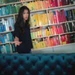 Mai Thi Nguyen-Kim Instagram - #DieKleinsteGemeinsameWirklichkeit 1) Ich muss mich noch - teilweise verspätet, aber von ganzem Herzen - bedanken für ganze drei (😱🥳) Preise für mein Herzensprojekt "Die kleinste gemeinsame Wirklichkeit": DANKE an die Jury von bild der wissenschaft für die Auszeichnung "Wissensbuch des Jahres" (in der Kategorie Zündstoff 🔥) 🙏 DANKE an die Jury von @brandeins für den getAbstract International Book Award 🙏 und DANKE an alle, die für das Buch beim @lovelybooks.de Leserpreis abgestimmt haben, und mir damit Platz 1 in der Kategorie "Sachbuch und Ratgeber" beschert 🙏 Ich kann kaum ausdrücken, wie sehr ich mich über diese Wertschätzung freue - einfach nur VIELEN DANK! 🙏🙏🙏 2) Zum letzten Mal, das ist kein Green Screen. - Beweisbild 📸 @vesoe