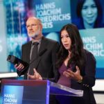 Mai Thi Nguyen-Kim Instagram - 1) Wir freuen uns wie Honigkuchenpferde! 2) Ernsthaft. Gestern war ein sehr verrückter Abend, nämlich die Preisverleihung des Hanns-Joachim-Friedrichs-Preises. Es ist nicht nur eine Wahnsinnsehre, diesen Preis mit Harald Lesch teilen zu dürfen, sondern es ist auch ein wundervolles Zeichen der Jury, dass sie dieses Jahr zum ersten Mal Wissenschaftsjournalismus ausgezeichnet hat und damit unterstreicht, wie wichtig Wissenschaft für Gesellschaft und Politik ist. Danke an alle Freunde der Sonne fürs Zuschauen und Teilen, danke an die maiLab-Family @mela_annie und @lars.dittrich.71 und danke an das gesamte @quarks.de Team ❤️ #scienceftw 🎉❤️☀️ Link zur Preisverleihung im Profil! 📸 Ben Knabe