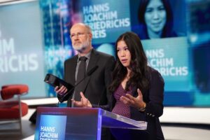 Mai Thi Nguyen-Kim Instagram - 1) Wir freuen uns wie Honigkuchenpferde! 2) Ernsthaft. Gestern war ein sehr verrückter Abend, nämlich die Preisverleihung des Hanns-Joachim-Friedrichs-Preises. Es ist nicht nur eine Wahnsinnsehre, diesen Preis mit Harald Lesch teilen zu dürfen, sondern es ist auch ein wundervolles Zeichen der Jury, dass sie dieses Jahr zum ersten Mal Wissenschaftsjournalismus ausgezeichnet hat und damit unterstreicht, wie wichtig Wissenschaft für Gesellschaft und Politik ist. Danke an alle Freunde der Sonne fürs Zuschauen und Teilen, danke an die maiLab-Family @mela_annie und @lars.dittrich.71 und danke an das gesamte @quarks.de Team ❤️ #scienceftw 🎉❤️☀️ Link zur Preisverleihung im Profil! 📸 Ben Knabe