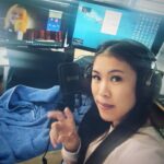 Mai Thi Nguyen-Kim Instagram - Ich weiß nicht genau, was ich da mit meiner Hand sagen will, aber das auf dem Bildschirm ist die wundergute @bettinarust, die mich zur #hörbarrust eingeladen hat. (Handtuch & Kissen auf dem Schreibtisch dienen der Tonqualität 😂) Für alle, die den Podcast Hörbar Rust nicht kennen: Der Gast bringt eine Playlist von 8 Songs mit, die eine besondere persönliche Bedeutung haben - unten findet ihr meine. Um herauszufinden, warum ich diese Lieder ausgewählt habe, müsst ihr wohl oder übel den Podcast hören 🤓🎧 (einfach "Hörbar Rust" googeln) Und pssst: Es gibt sogar 3x mein neues Buch "Die kleinste gemeinsame Wirklichkeit" zu gewinnen, also genau hinhören 👂 Clint Eastwood - Gorillaz  Last Train Home - Lost Prophets  Pfeffer - Mia Diekow @mia_diekow Kids - MGMT Superstar - Lupe Fiasco FML - K.Flay  Let's just call it fate - Asaf Avidan In my life - Beatles