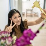 Mai Thi Nguyen-Kim Instagram – Freunde der Sonne!!! Ist das etwa eine @goldenekamera in meiner Hand?? #maiLab hat tatsächlich in der Kategorie Information gewonnen und wir freuen uns RIESIG über den #YTGKDA 🥳🎉🎊😍🍪☀️
Im Namen des maiLab-Teams: DANKE, liebe Jury! Das motiviert uns sehr 💜 
Danke an @dechangeman und @carokebelin für die tolle und gelungene Überraschungsübergabe und an @lars_heidrich  für die schönen Fotos 📸
