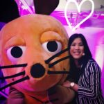 Mai Thi Nguyen-Kim Instagram - Heute Morgen die Maus getroffen, heute Abend geht's weiter mit Chemie! #komischalleschemisch Für alle Berliner Freunde der Sonne, die heute Abend noch nichts vorhaben: Lesung & Signierstunde, Eintritt frei 19:00 im @dussmann.official KulturKaufhaus Dussmann 👩🏻‍🔬 Ich freu mich euch zu sehen!