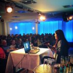 Mai Thi Nguyen-Kim Instagram - Danke an alle Freunde der Sonne, die gestern ihren Freitagabend mit mir und einem Chemiebuch verbracht haben! Es war mir eine Riesenfreude! Bei Lesungen frage ich gerne, wie viele Leute Chemie in der Schule abgewählt haben. Und es sind immer .. einige 😄 Aber trotzdem seid ihr zur #KomischAllesChemisch Lesung gekommen und das macht mich besonders glücklich. Genau das möchte ich durch die Videos und das Buch erreichen: Dass Wissenschaft für alle zugänglich wird, dass man sie in jedem Alter als Hobby und Leidenschaft für sich entdecken kann. Danke für eure wahnsinnige Unterstützung und die Geschenke ❤️ Einfach nur danke danke danke 🍪🍪🍪 PS: Schaut mal in die Story, nach der Signierstunde habe ich eine besondere Überraschung bekommen 🤓#MoreThanNerds