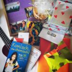 Mai Thi Nguyen-Kim Instagram - Danke an alle Freunde der Sonne, die gestern ihren Freitagabend mit mir und einem Chemiebuch verbracht haben! Es war mir eine Riesenfreude! Bei Lesungen frage ich gerne, wie viele Leute Chemie in der Schule abgewählt haben. Und es sind immer .. einige 😄 Aber trotzdem seid ihr zur #KomischAllesChemisch Lesung gekommen und das macht mich besonders glücklich. Genau das möchte ich durch die Videos und das Buch erreichen: Dass Wissenschaft für alle zugänglich wird, dass man sie in jedem Alter als Hobby und Leidenschaft für sich entdecken kann. Danke für eure wahnsinnige Unterstützung und die Geschenke ❤️ Einfach nur danke danke danke 🍪🍪🍪 PS: Schaut mal in die Story, nach der Signierstunde habe ich eine besondere Überraschung bekommen 🤓#MoreThanNerds
