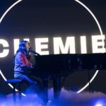 Mai Thi Nguyen-Kim Instagram – Sehr glücklich und stolz über die 4. Staffel MAITHINK X, vor allem über das chemisch-schöne Staffelfinale gestern 👩🏻‍🔬
Danke an das gesamte Team, ihr seid einfach die Besten & Danke Freunde der Sonne für das viele Einschalten/Streamen, wirklich Hammer ❤️🚀

Ich liege gerade seitlich auf der Couch und fühle mich wie ein gestrandeter, aber sehr glücklicher und dankbarer Wal 🐳👋

Und vergesst nie: pH = pKs   lg(c(A-)/c(HA))

#AllesIstChemie #maithinkX #NeverForgetHendersonHasselbalch

📸 @benknabe 
🎵 @sirpryce