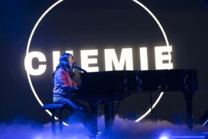 Mai Thi Nguyen-Kim Instagram - Sehr glücklich und stolz über die 4. Staffel MAITHINK X, vor allem über das chemisch-schöne Staffelfinale gestern 👩🏻‍🔬
Danke an das gesamte Team, ihr seid einfach die Besten & Danke Freunde der Sonne für das viele Einschalten/Streamen, wirklich Hammer ❤️🚀

Ich liege gerade seitlich auf der Couch und fühle mich wie ein gestrandeter, aber sehr glücklicher und dankbarer Wal 🐳👋

Und vergesst nie: pH = pKs   lg(c(A-)/c(HA))

#AllesIstChemie #maithinkX #NeverForgetHendersonHasselbalch

📸 @benknabe 
🎵 @sirpryce